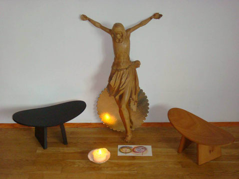Kruzifix und Meditationsschemel