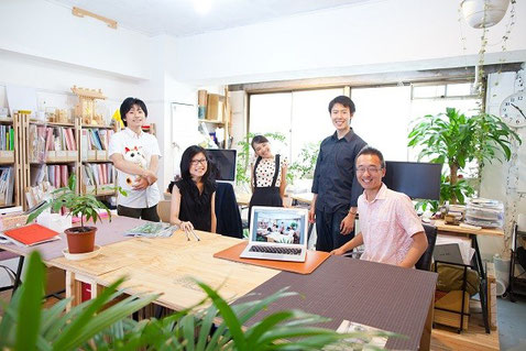 「秋山立花」のみなさん。一番右が秋山怜史さん。オフィスにて