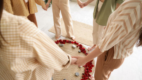 Frauenkreis in achtsamer Runde – Verbundenheit und Resonanz im Human Design & Weiblichkeit Retreat