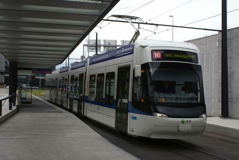 Tram rapide reliant la gare centrale de Zurich à l'aéroport