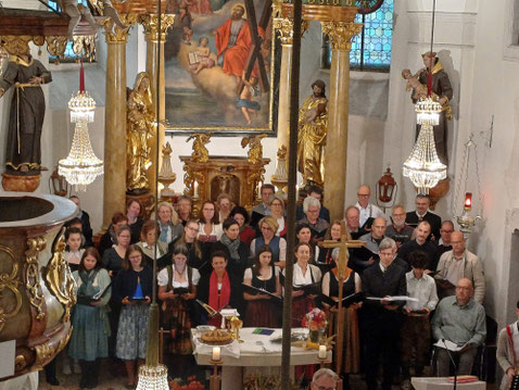Erntedankmessfeier mit VielXang, Ben Hörtinger am Saxofon und Johannes Seidl als Solist
