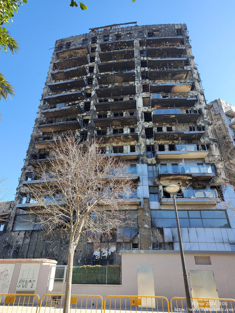 De cerca impresiona la magnitud de la tragedia de Campanar.