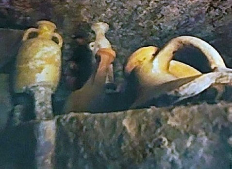 Imagen de restos de  ánforas romanas. ¡Dénia es un planazo en cualquier época! Esta joya de la Marina Alta mezcla historia, sabor mediterráneo y naturaleza de forma única.