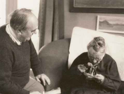 Erwin Bowien caring for his mother in his home in Weil am Rhein in 1966. When Bowien's mother became dependent on care, the artist moved in with her and cared for her in the last years of her life.