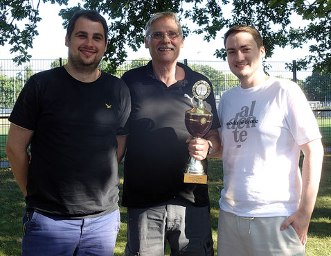 Die drei Bestplatzierten: Pokalsieger Volker Mittmann (Mi.), Pokalfinalist Sebstian Mittmann (li.), Rundenturniersieger Marius Kraft (re.) (Foto A. Obdenbusch)