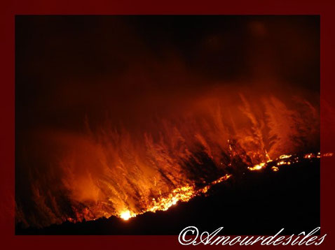 La lave qui coule du Piton de la Fournaise et qui va atteindre la mer...