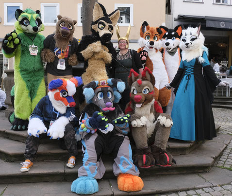 Fotografiewelten, Marburg, Marktplatz, Brunnen, Streetfotografie, Fursuit, Tierkostüme,