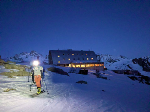 Viele Felle trocknen an der Hüttenwand des Rifugio Vittorio Emanuele II Nuovo