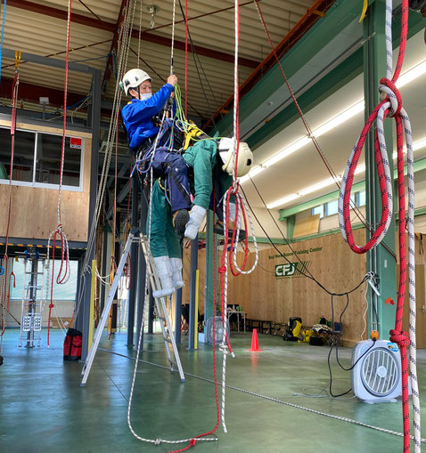 Rope access rescue simulation, rescuer descend with the casualty