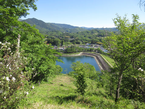 ひと登りし、眼下に貯水池を見下ろす　向こうに見えるのは上野原の能岳方面か