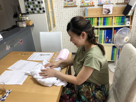 目を閉じて、おくるみを触って頂いています。どんな感触でしょう??