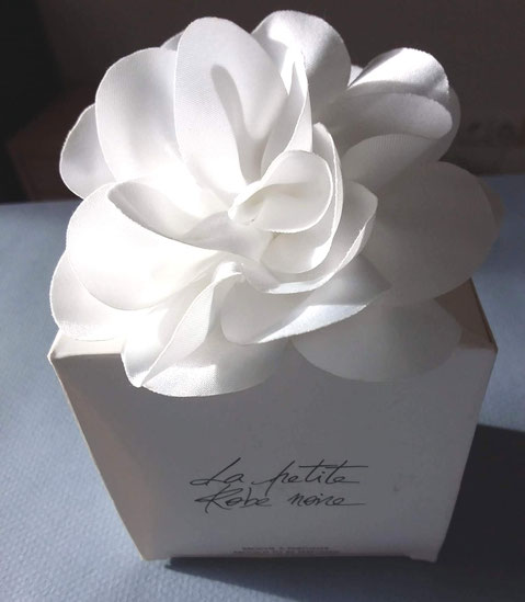 FLEUR BLANCHE : BROCHE SORTIE LORS DU LANCEMENT DE LA PETITE ROBE NOIRE