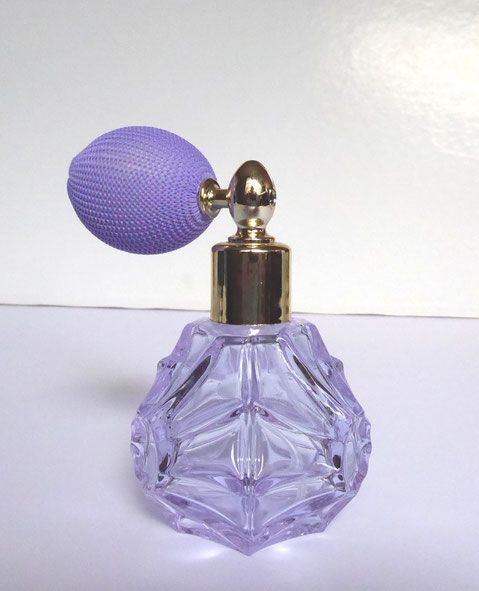 FLACON VAPORISATEUR AVEC POIRE MAUVE - EN VERRE TEINTE MAUVE : FABRIQUE EN BOHÊME, TCHEQUIE 
