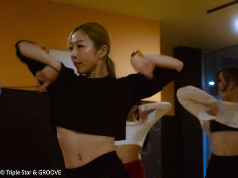 この画像は、WaKaBaがワックダンスを踊っている瞬間です。ダイナミックでエレガントなワックダンスの特徴を表現しています。
