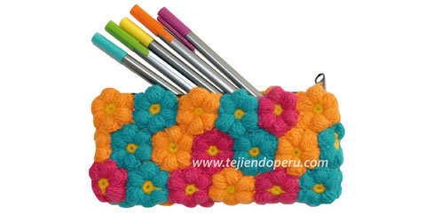 Bolso con mollie flowers tejidas a crochet!