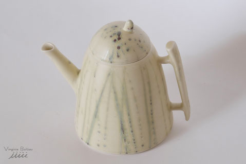 Théière en porcelaine réalisée par V Boitiau iiiii Teapot made of porcelain by V boitiau iiiii à Fontavraud l'Abbaye