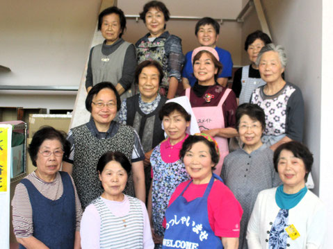 写真　夢ぽけっとの会　「グランマ・こども食堂」開催時の集合写真　令和４年