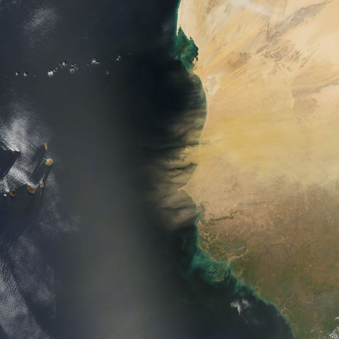 Une tempête lève de la poussière qui se dirige vers les Canaries (2015).