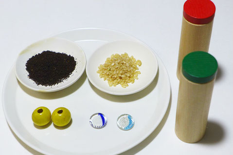 コーヒー粉、お米、木製の玉、ガラス製のおはじきを使って、モンテソーリの感覚教具「雑音筒」を製作
