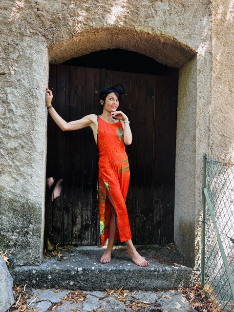 Robe dessinée par Nine, styliste et artiste installé dans le Var. tissus choisi avec soin, Coupe exclusive, confectionné à la main en Inde. Une création unique entre art, textile et élégance.