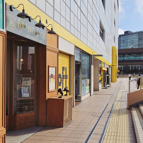 仙台駅西口前のロフトが目印・ペデストリアンデッキ路面