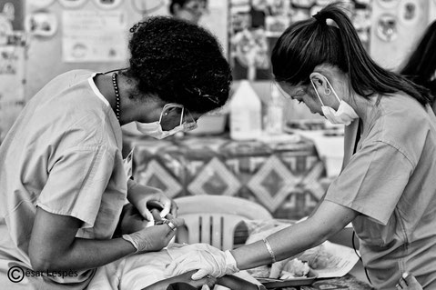Un toujours aussi beau travail d'équipe entre le Dr Alex femme et le Dr Cindy, qui viendra appaiser la patiente et la rassurer