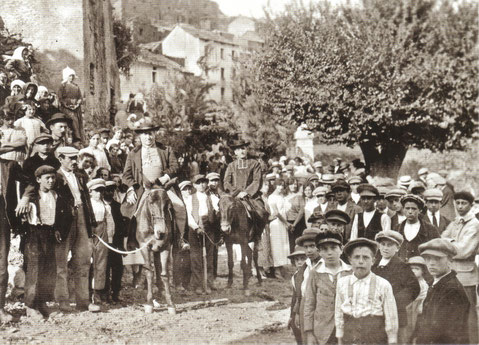 Asco - Années 1920 - Visite de Mgr Simeone avec l'abbé Trojani - Place de l'église devant le monument aux morts - Collection particulière-
