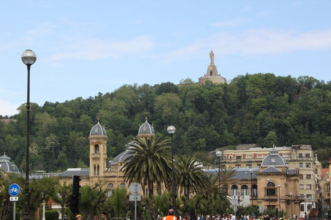 Jardin public :  Castillo de la Mota et l' hôtel de ville au pied du Mont Urgull