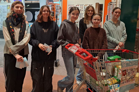An 2 Tagen standen Firmlinge beim Eingang zum Interspar und baten Kunden ein Lebensmittel für die Aktion Kilo mit einzukaufen.