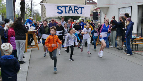 Start vor der Kirche war um 11:00.