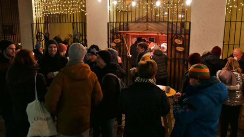 Nach der Christmette hat die Punschhütte ein letztes Mal geöffnet. Foto vom 24.Dezember 2024.