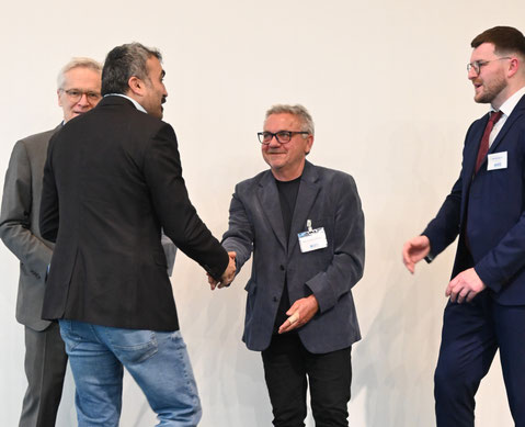 Urkunde wird feierlich überreicht – ein emotionaler Moment