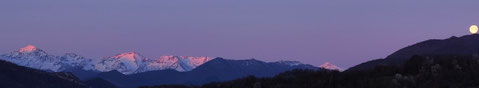 Coucher de "lune rose", le 7 avril 2023.
