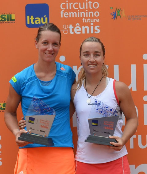 Dinah Pfizenmaier (l.) mit ihrer Partnerin Garcia-Vidagany bei der Siegerehrung in Sao Paulo (Foto: Club Athletco Paulistano)