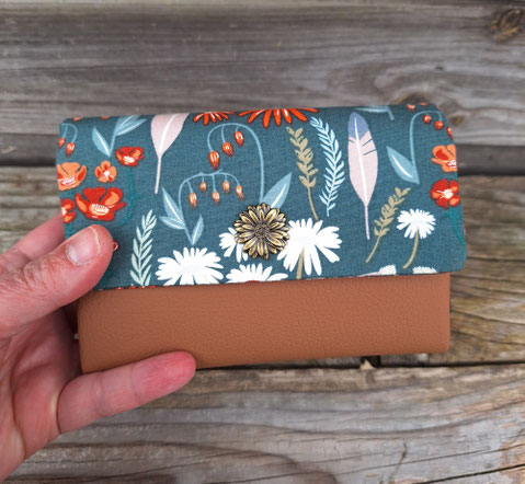 portefeuille compact moyen femme, modèle original pratique logeable, faux cuir et tissu , fabrication artisanale française