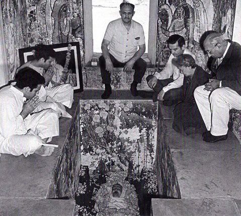 Start of February 1969. Sarosh ( far right ) inside Meher Baba's crypt.