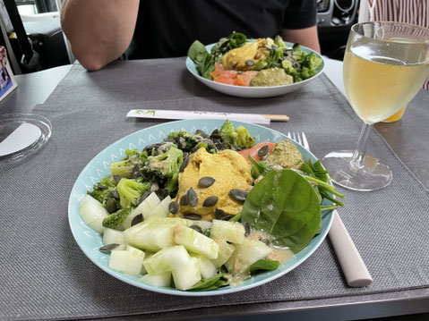 Es wird schon früh dunkel und kühl draußen - Abendessen im Wohnmobil
