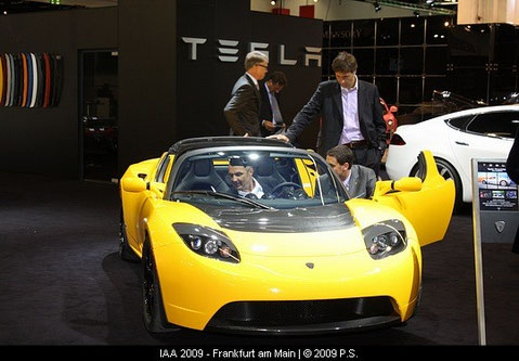 Tesla Roadster der Elektrosportwagen ist immer umlagert