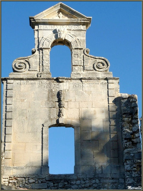 Le clocheton de la chapelle des Pénitents au village d'Eygalières dans les Alpilles (Bouches du Rhône) et son inscription