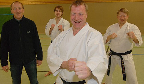 Karate ist für alle Altersklassen geeignet. Training mit Spaß wollen Trainer Reinhold Nee (vorne) und seine Mitstreiter Andre Winterboer (rechts) und Patrick Buxbaum vermitteln. Der VfL-Vorsitzende Reiner Siemermann (links) freut sich.