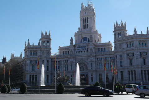 Madrids Rathaus heißt Flüchtlinge Willkommen.