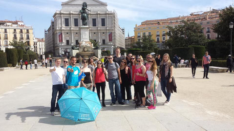 Gruppenfoto mit dem Tourguide von Leaf Madrid  vor dem Opernhaus.