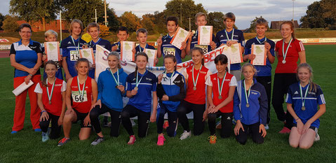 Trainerin Heidi Langguth (links) bekam zum Abschied von ihren U14-Mannschaften die Silbermedaillen.