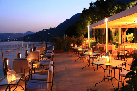 Terrasse des Hotels Spiaggia d'Oro direkt am See