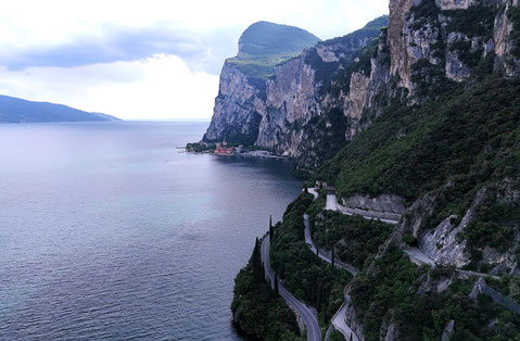 Imposante Landschaft und Straßen entlang des Gardasees