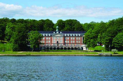 Unser Hotel Kjoldingfjord eindrucksvoll direkt am Wasser gelegen