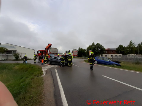 Feuerwehr, Blaulicht, FF Retz, Unfall, Zusammenstoß, PKW