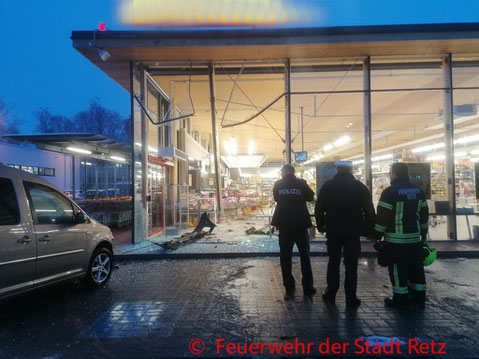Feuerwehr, Blaulicht, FF Retz, Unfall, Zusammenstoß, PKW