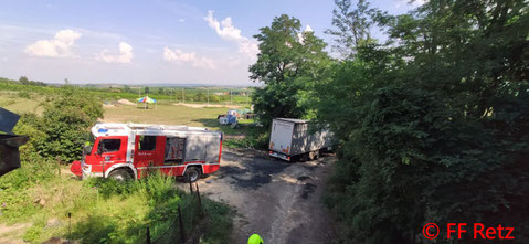 Feuerwehr; Blaulicht, FF Retz; LKW; Sattelschlepper; Kellergasse; Stecken geblieben;