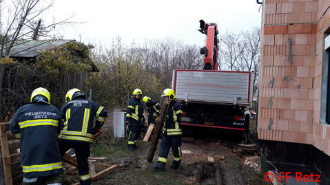 Feuerwehr; Blaulicht, FF Retz; Baustelle; LKW; eingesunken;